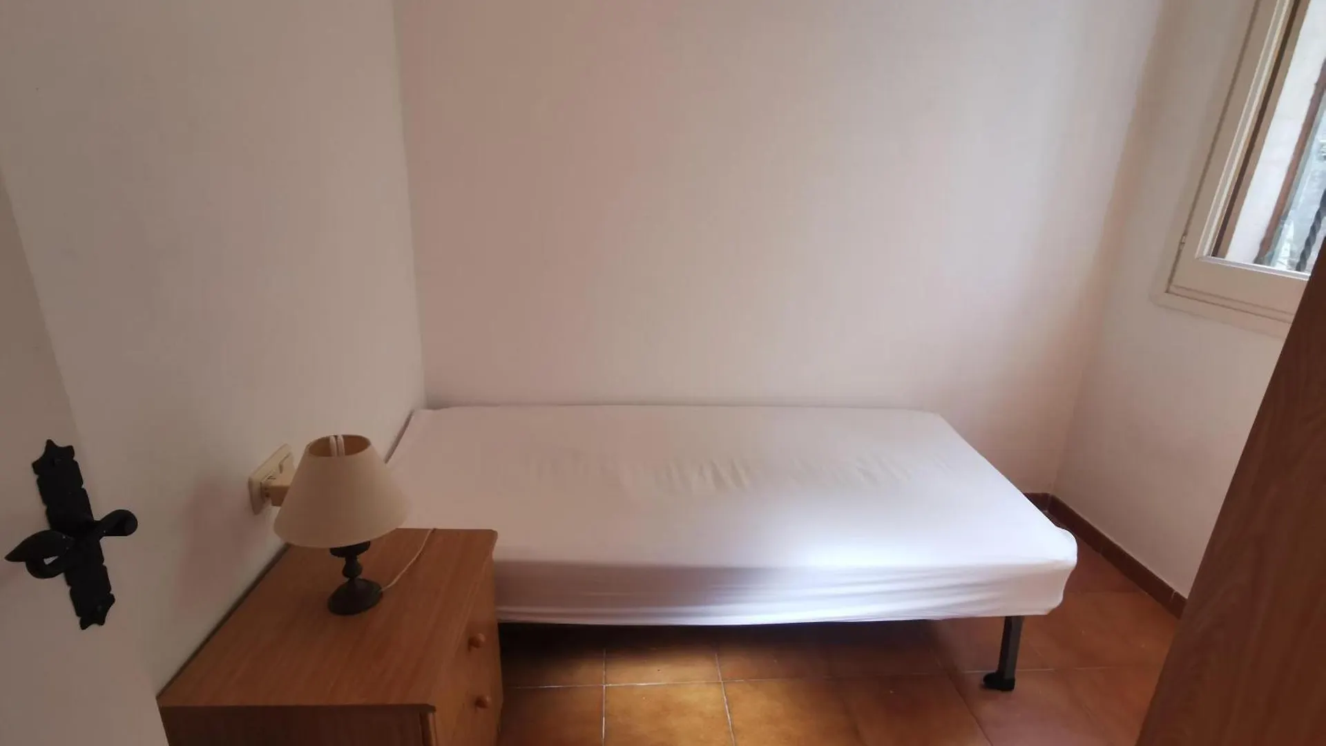 Casa Espaciosa De 10 Pers. Con Terraza, Cerca De La Playa Y Area De Entretenimiento En Llanca - Es-89-138