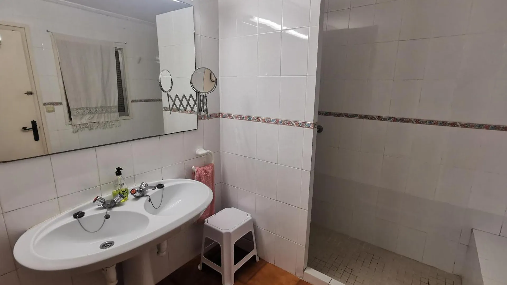 Casa Espaciosa De 10 Pers. Con Terraza, Cerca De La Playa Y Area De Entretenimiento En Llanca - Es-89-138