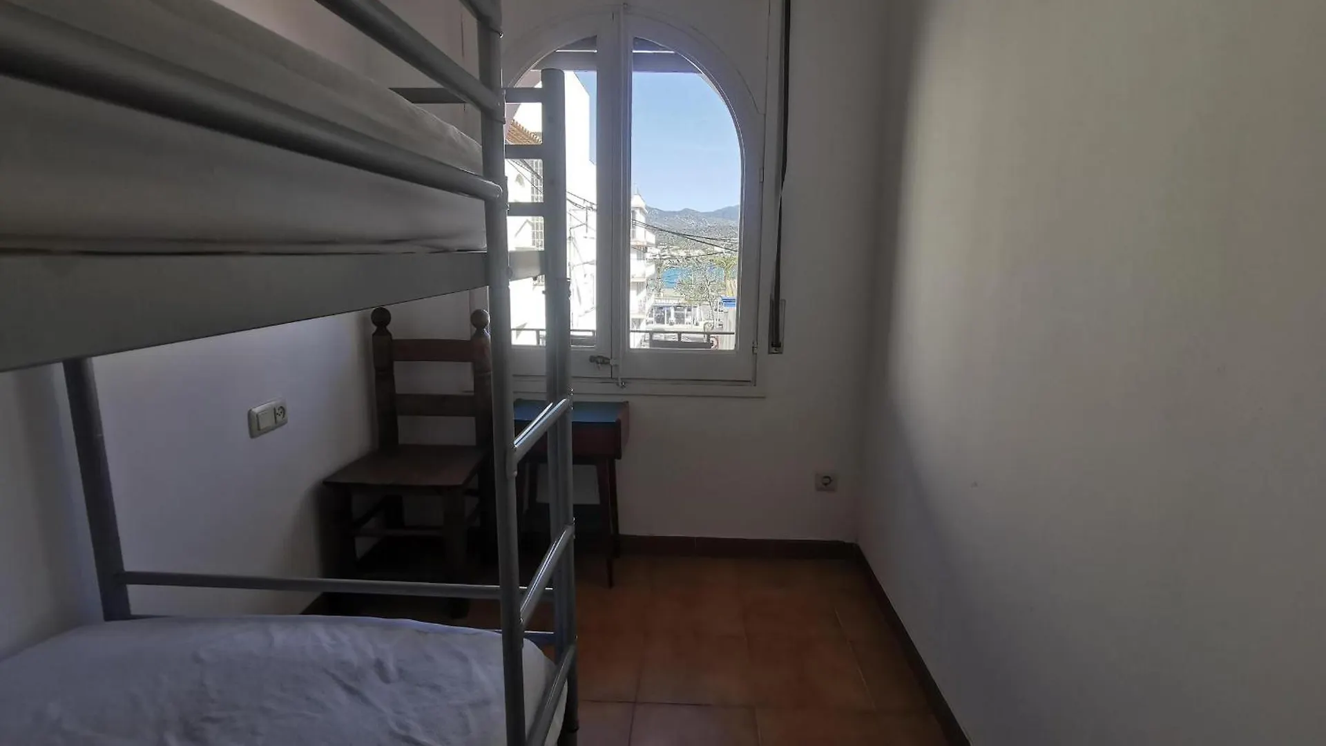 Holiday home Casa Espaciosa De 10 Pers. Con Terraza, Cerca De La Playa Y Area De Entretenimiento En Llanca - Es-89-138